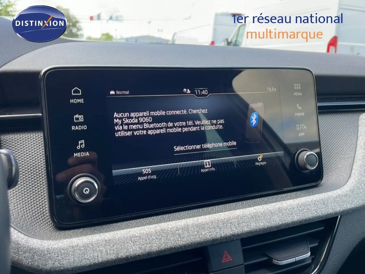 Vue intérieure centrée sur l'écran tactile multimédia du Skoda Scala blanc glacier, affichant la connexion Bluetooth inactive.