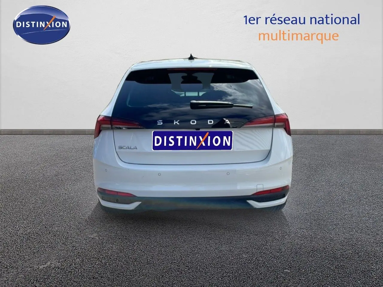 Vue arrière d'une Skoda Scala blanc glacier 2025 avec feux arrière LED et logo SKODA visible sur le hayon.
