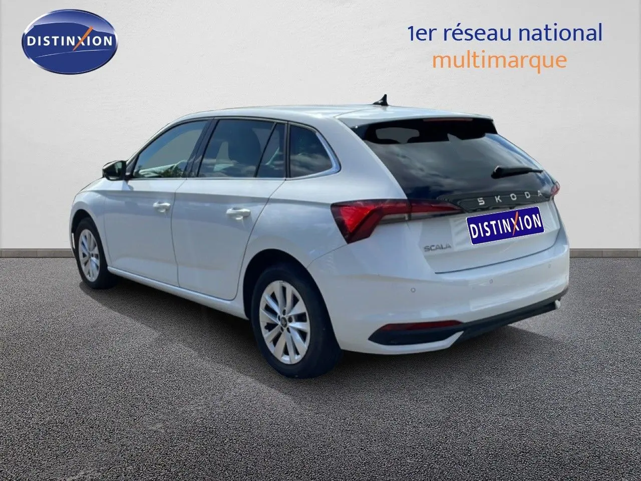 Vue 3/4 arrière droite d'une Skoda Scala blanche Glacier, avec vitres teintées et jantes alliage 16 pouces.