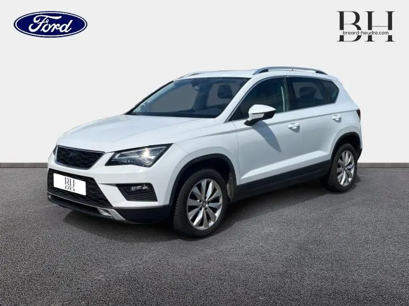SUV SEAT Ateca blanc Nevada métal vu en 3/4 avant droit, avec jantes alu et rétroviseurs blancs.