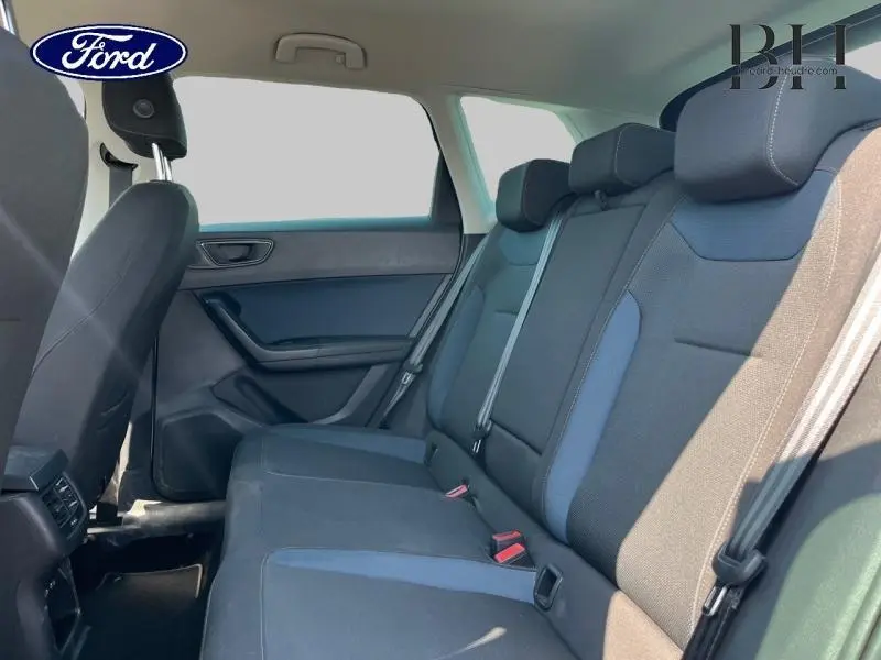 Vue latérale intérieure côté droit montrant la banquette arrière en tissu noir et bleu du SEAT Ateca 2020.