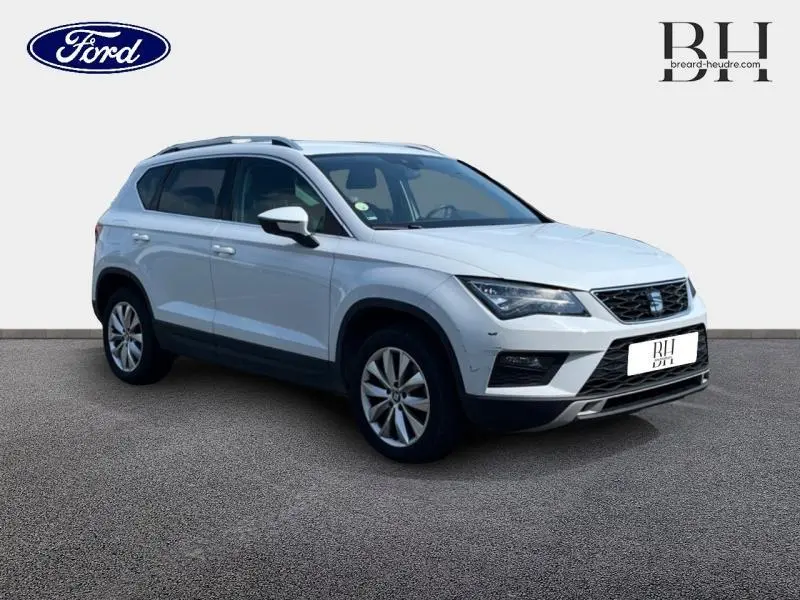 SEAT Ateca blanc Nevada métal vu en 3/4 avant droit, avec jantes alu et feux LED distinctifs.