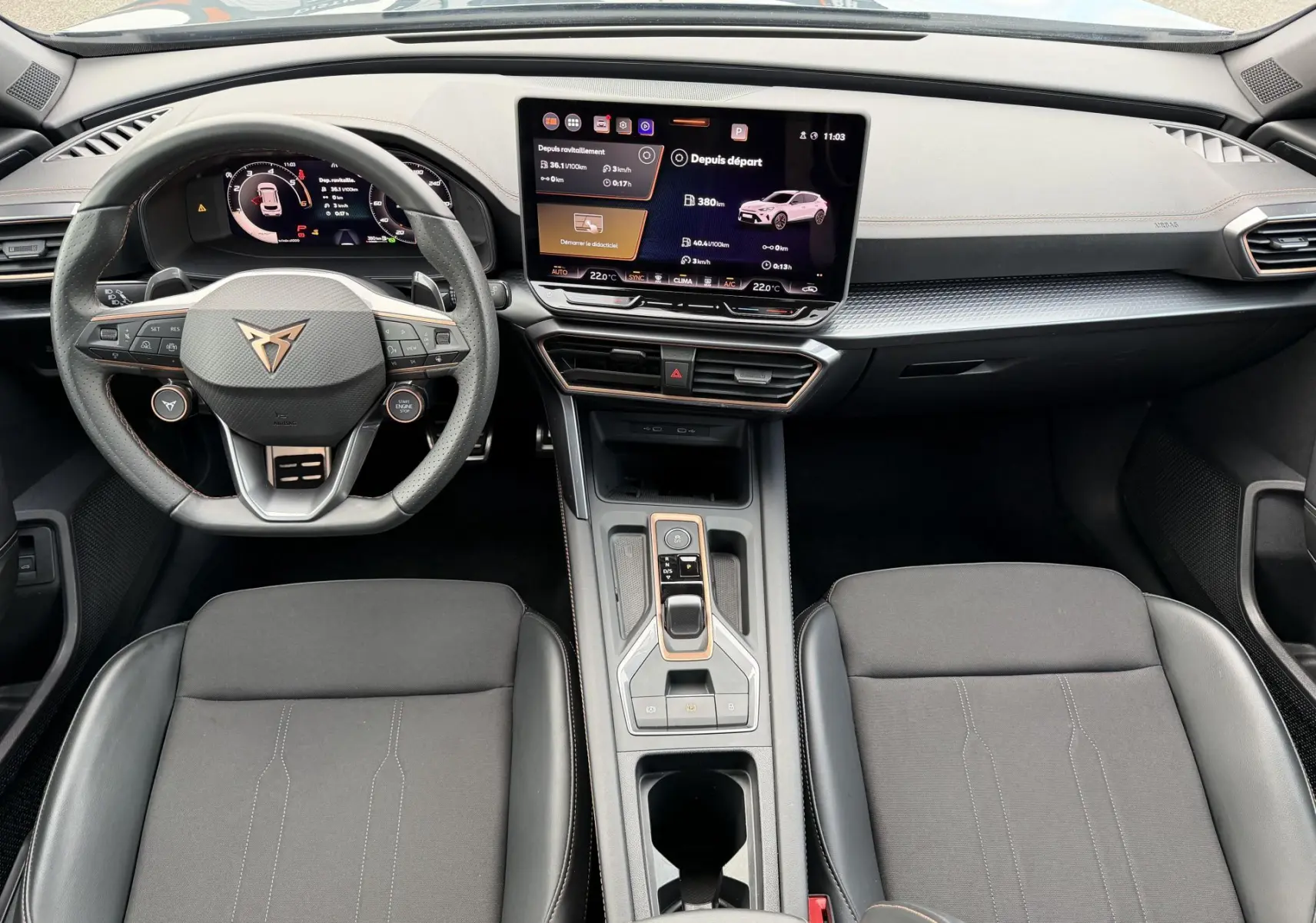 Vue intérieure avant du CUPRA Formentor 2025, tableau de bord noir avec écran tactile HD et volant cuir multifonction.