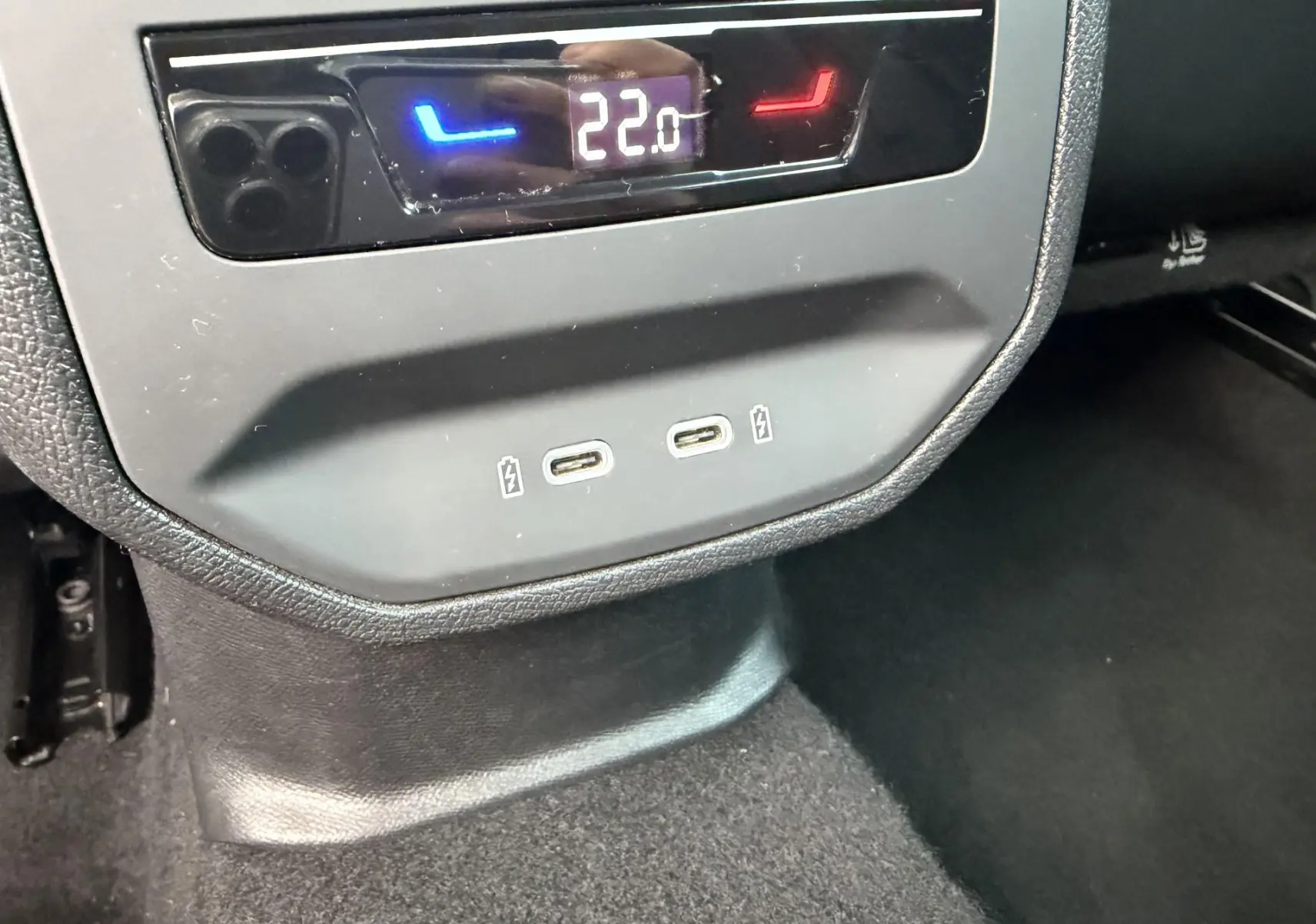 Détail de la console centrale avec affichage de la climatisation à 22°C et deux ports USB-C sur CUPRA Formentor bleu.