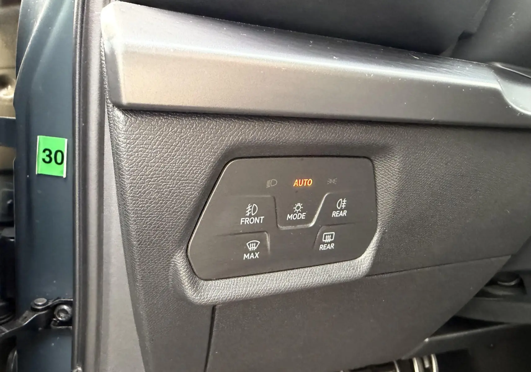 Détail du panneau de commandes d’éclairage intérieur sur la partie gauche d’un CUPRA Formentor bleu.
