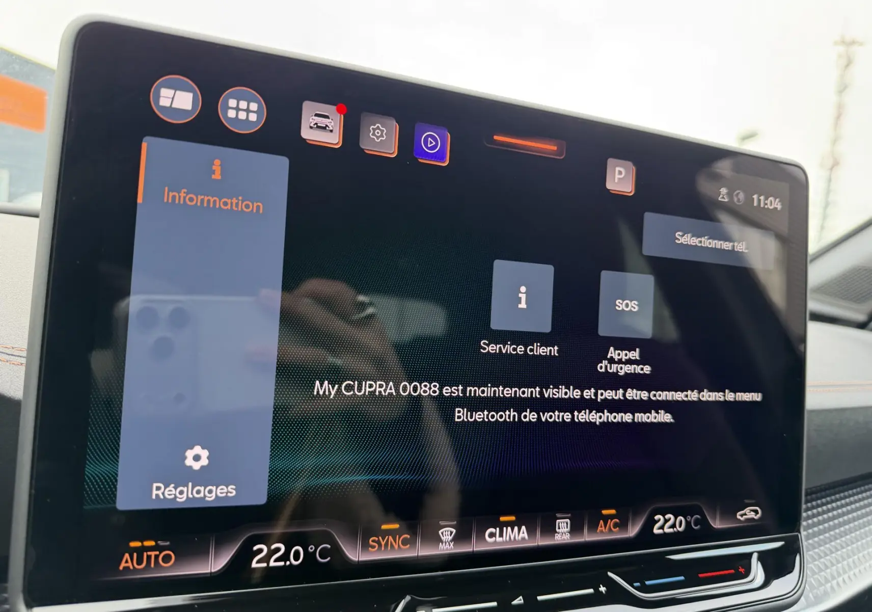 Écran tactile HD 12,9 pouces du système d'info-divertissement du CUPRA Formentor, affichant le menu d'information.