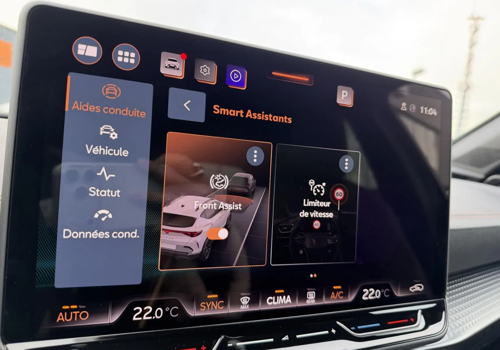 Écran tactile intérieur du CUPRA Formentor affichant les options d’aides à la conduite et la climatisation à 22°C.