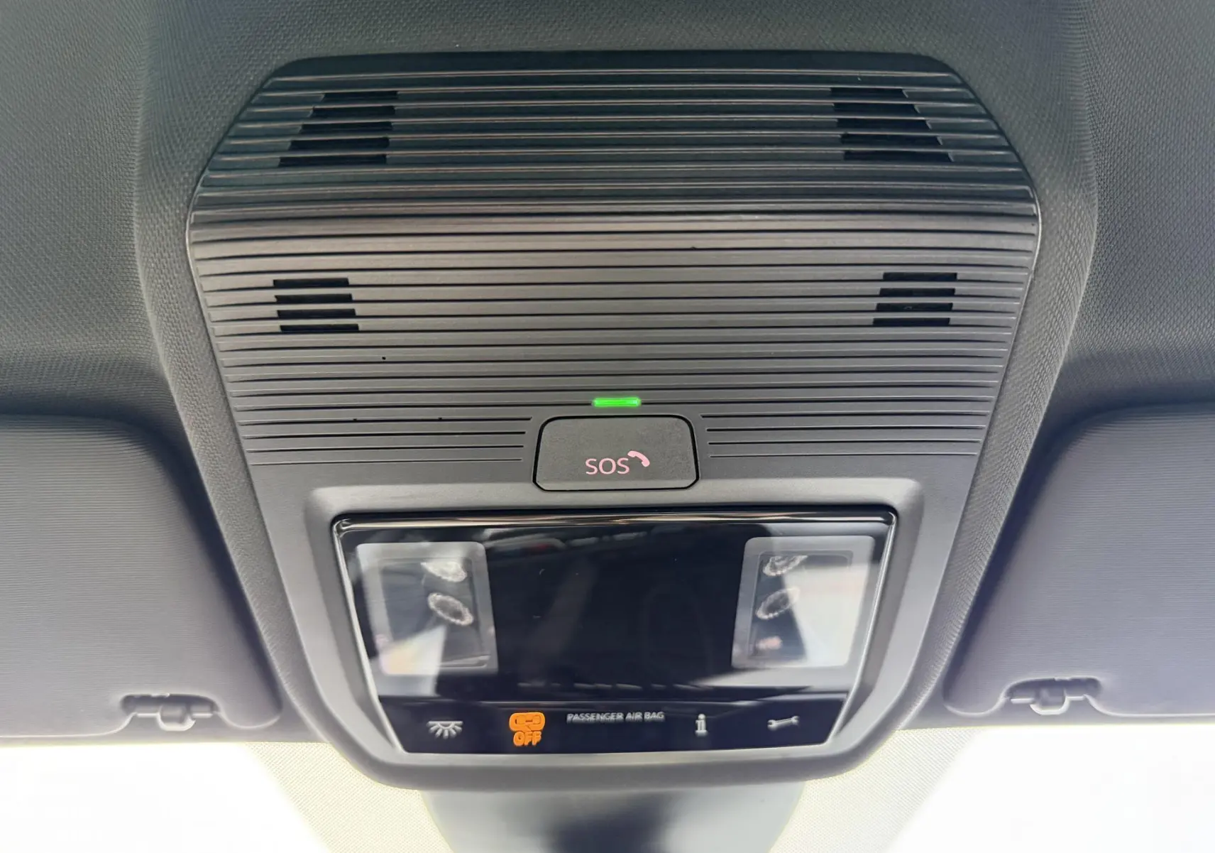 Vue en contre-plongée du plafonnier intérieur gris avec bouton SOS et éclairages de lecture du CUPRA Formentor 2025.