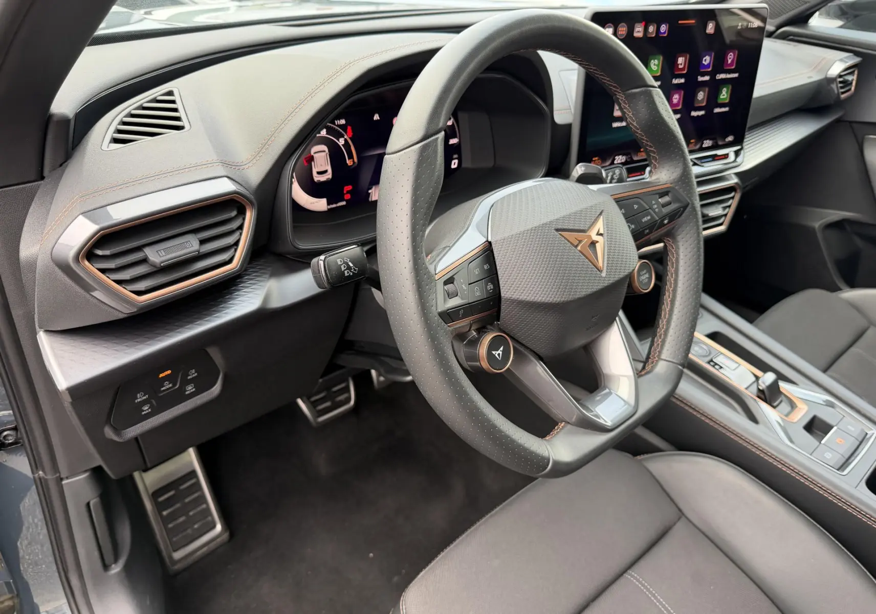 Vue intérieure côté conducteur du CUPRA Formentor 2025 avec volant cuir perforé, tableau de bord digital et écran tactile HD.