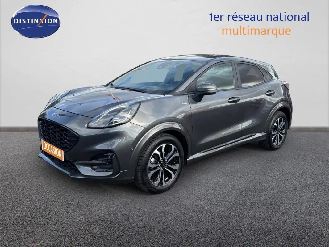 Ford Puma gris foncé en 3/4 avant droit, avec jantes alliage 17 pouces et feux diurnes allumés.