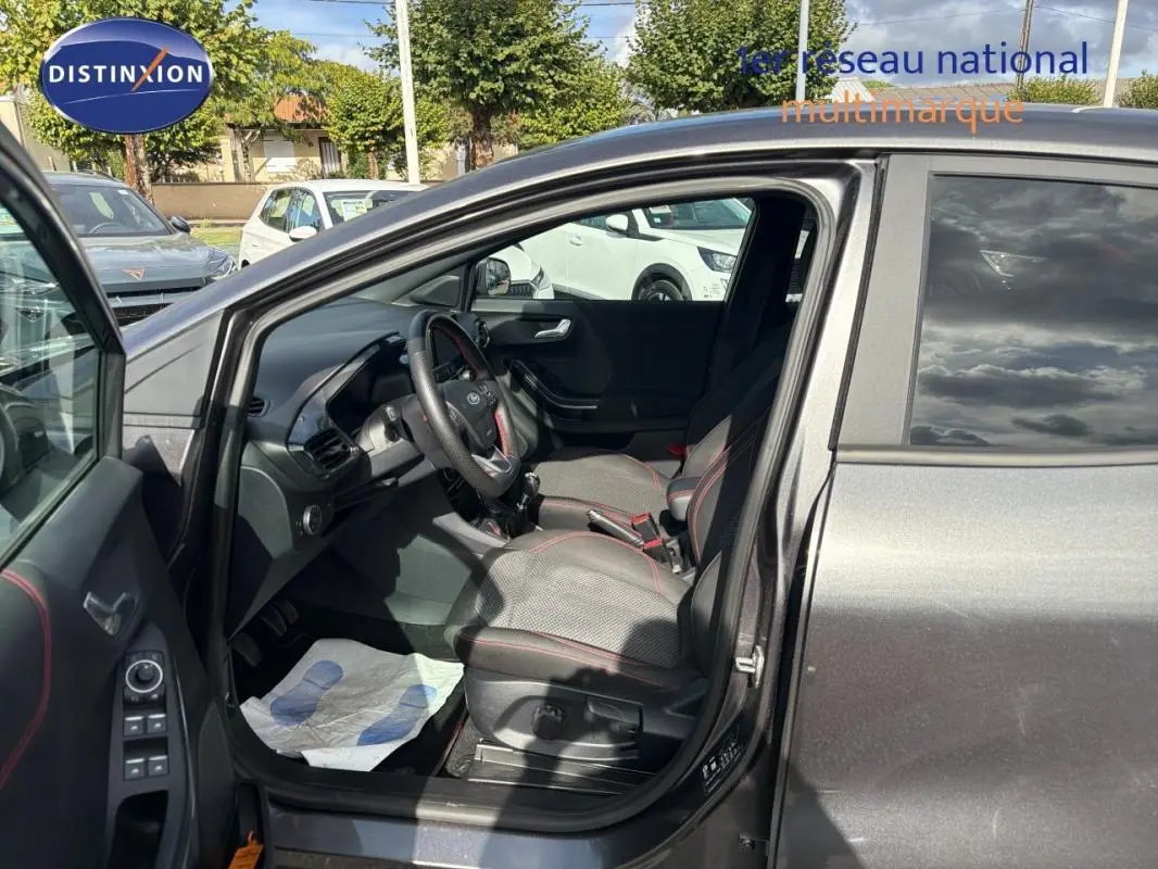 Vue côté conducteur de l'intérieur du Ford Puma gris foncé 2022, avec sièges sport et volant multifonction.