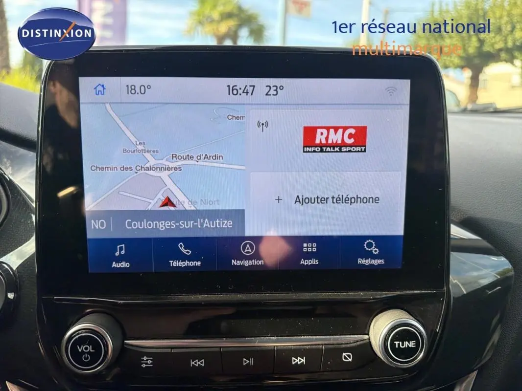 Écran tactile central du Ford Puma gris foncé, affichant la navigation et les options multimédia en intérieur.