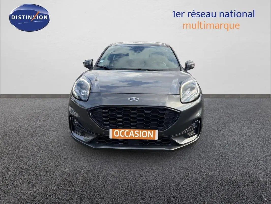 Vue avant d'une Ford Puma gris foncé 2022 avec calandre noire et feux larges, sur fond neutre.