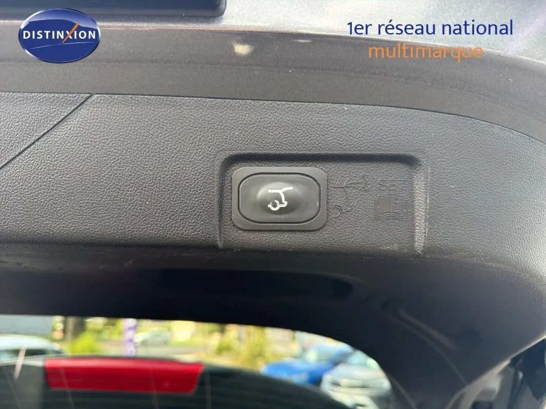 Bouton d'ouverture électrique du coffre sur le hayon intérieur d'un Ford Puma gris foncé 2022.