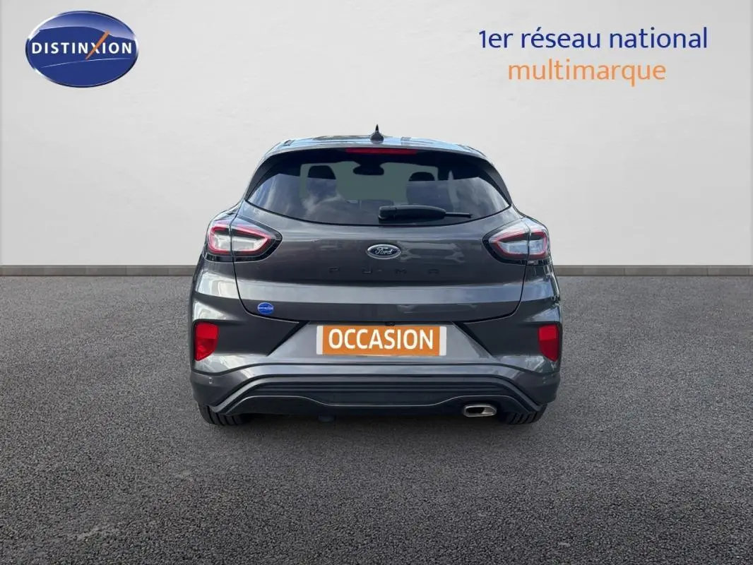 Vue arrière d'un Ford Puma gris foncé 2022 avec feux LED et sortie d'échappement chromée côté droit.