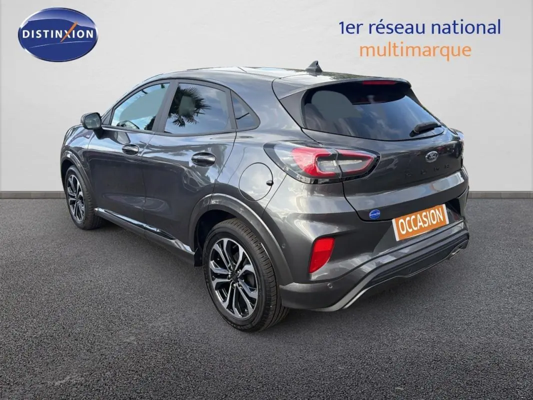Vue 3/4 arrière droite d’un Ford Puma gris foncé avec jantes alliage 17 pouces et feux arrière LED distinctifs.