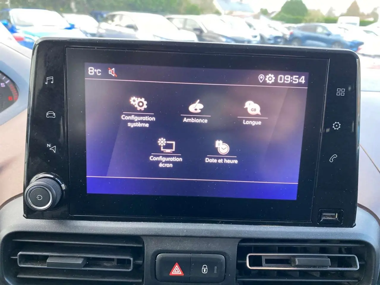 Écran tactile central du Peugeot Rifter GT 2023 affichant les réglages système, ambiance et langue.