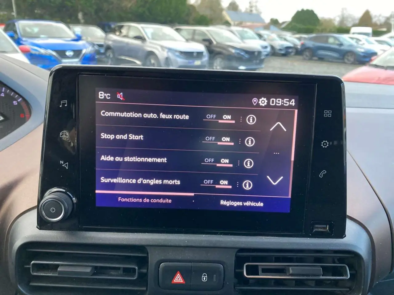 Écran tactile central du Peugeot Rifter GT 2023 montrant les réglages d'aide à la conduite activés.