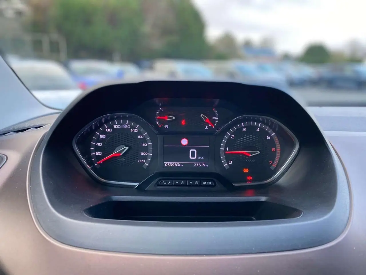 Tableau de bord du Peugeot Rifter GT 2023 avec affichage digital et compteurs analogiques en vue frontale.