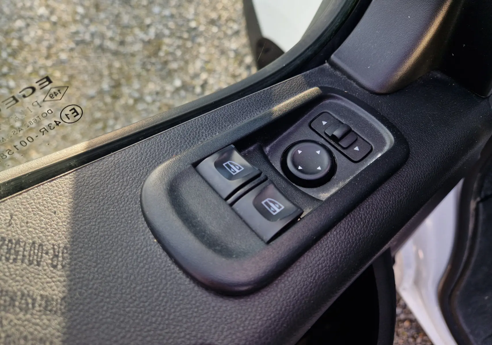 Commandes des vitres électriques et réglage des rétroviseurs sur la porte côté conducteur d’un Renault Master blanc 2023.