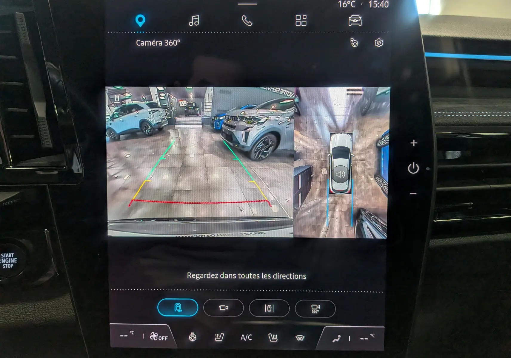 Vue intérieure de l’écran tactile du Renault Austral E-Tech hybrid 2023 affichant la caméra 360° en marche.