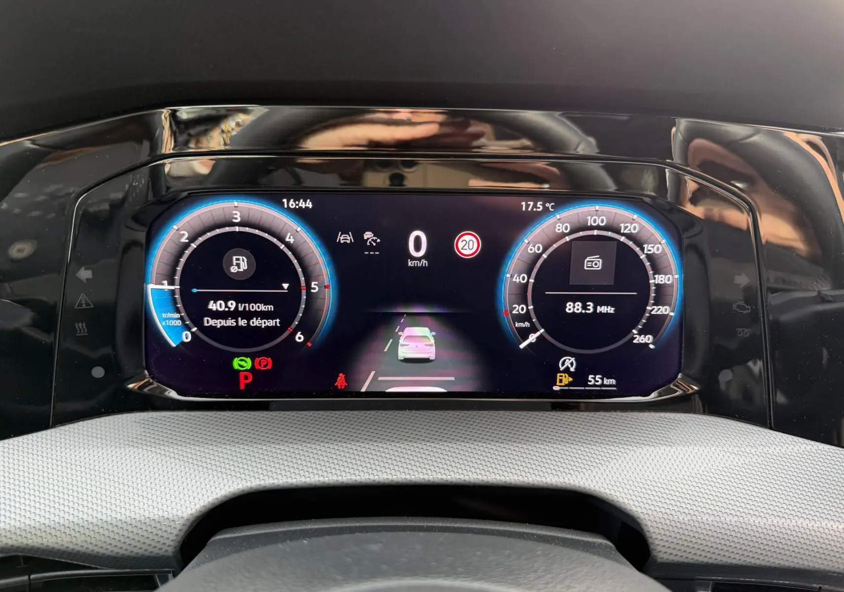 Vue rapprochée du tableau de bord digital de la Volkswagen Golf SW 2025 affichant la vitesse, consommation et radio.