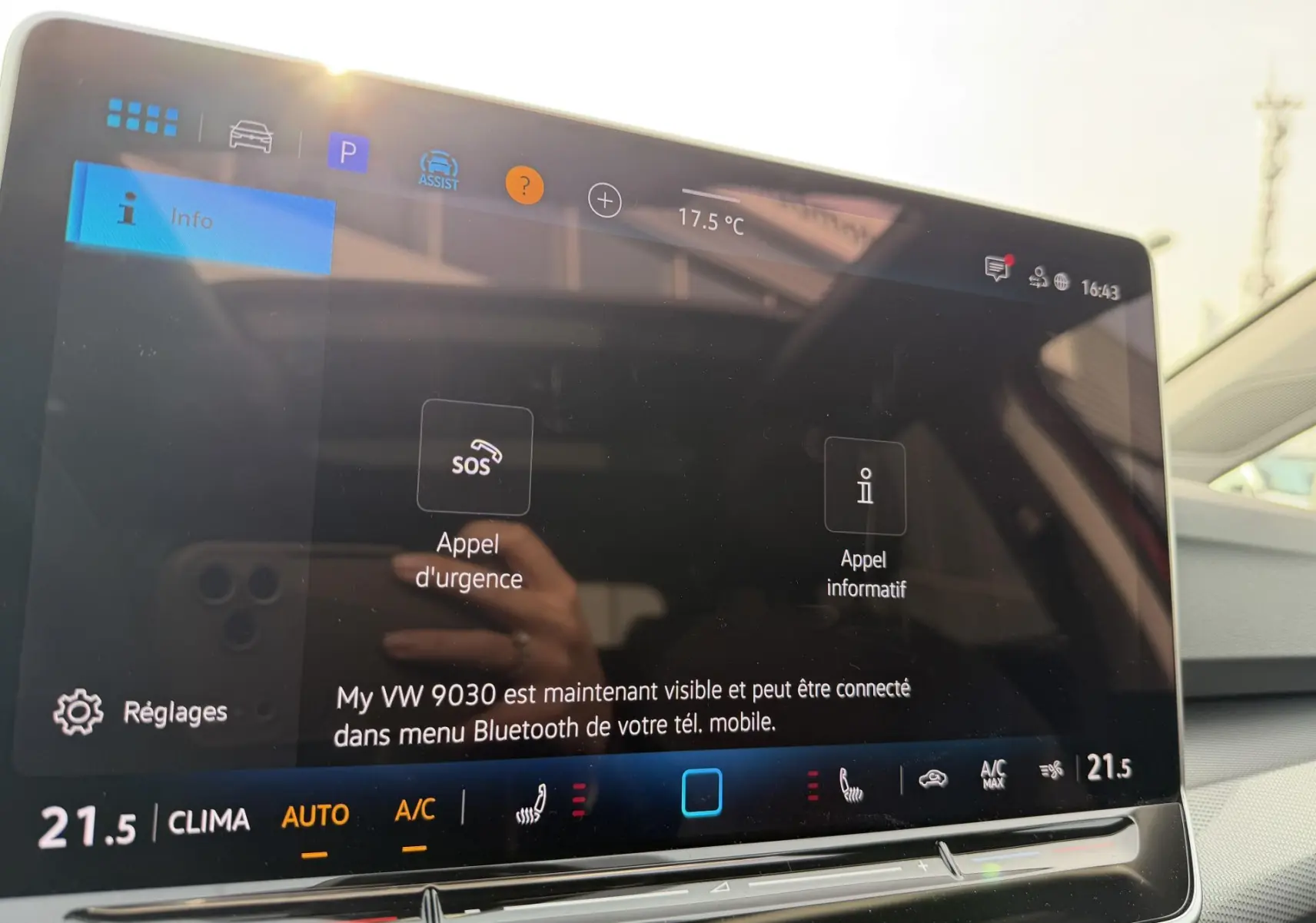 Vue intérieure du tableau de bord de la Volkswagen Golf SW rouge 2025, écran tactile central affichant les options d'appel d'urgence.