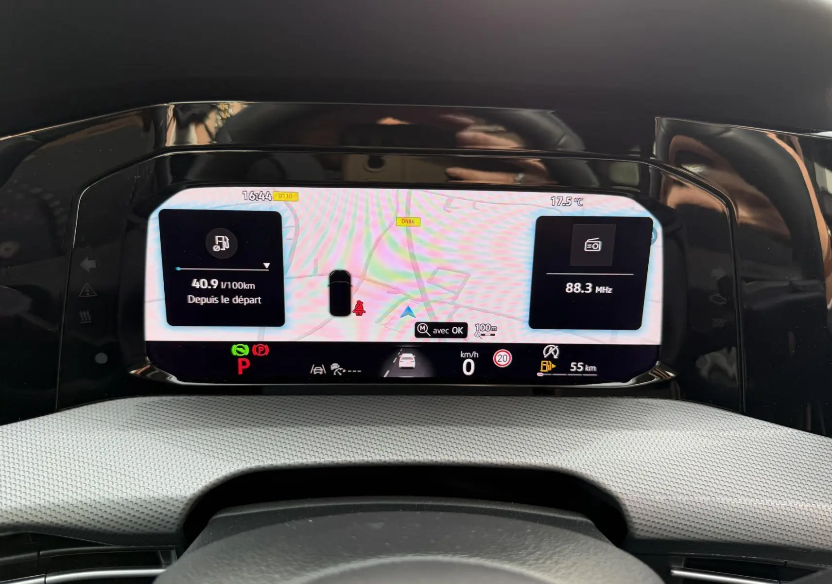 Vue rapprochée du combiné d'instruments digital de la Volkswagen Golf SW 2025 affichant la navigation et les informations de conduite.