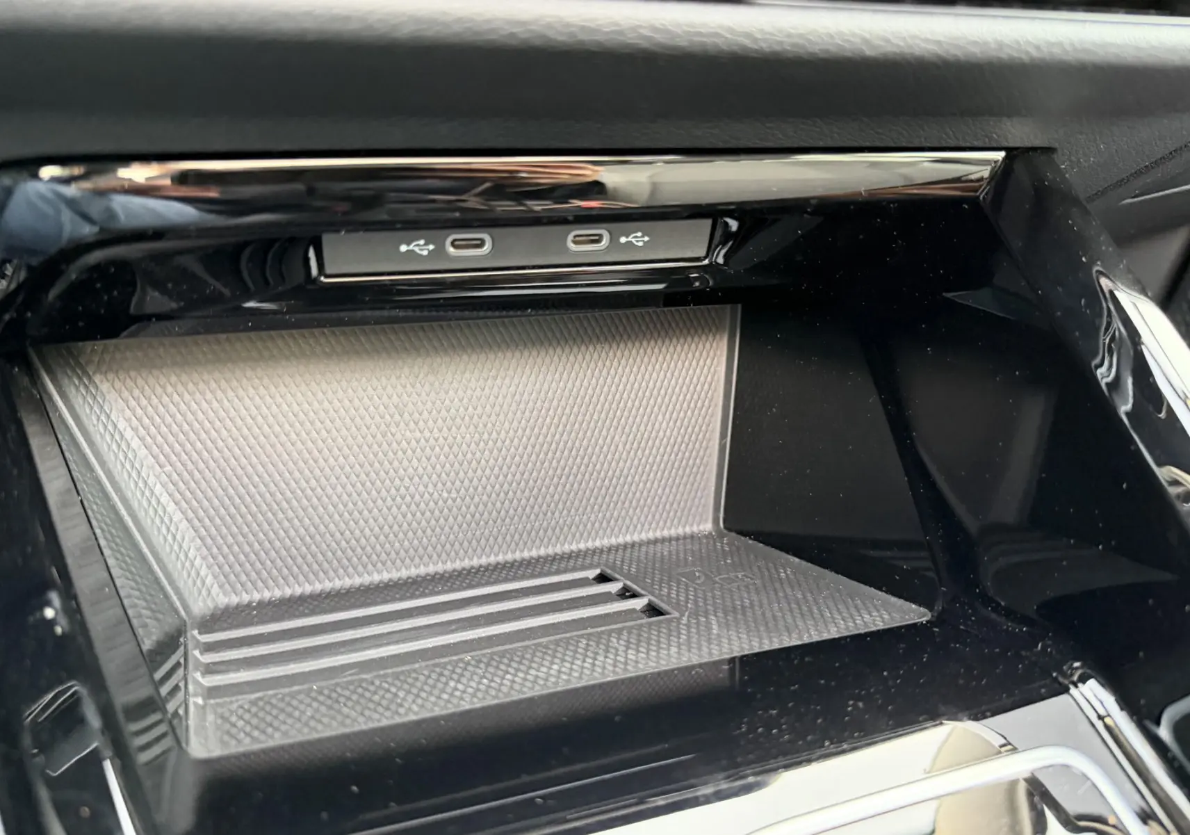 Gros plan sur la console centrale noire du Volkswagen Golf SW 2.0 TDI, montrant les ports USB-C doubles.
