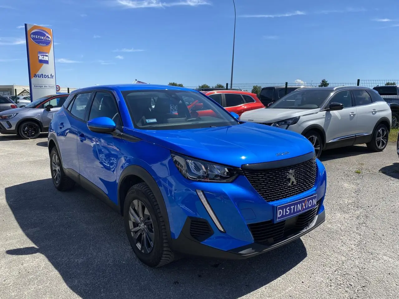 Peugeot 2008 bleu Vertigo vue 3/4 avant droit, avec calandre noire et phares LED distinctifs.