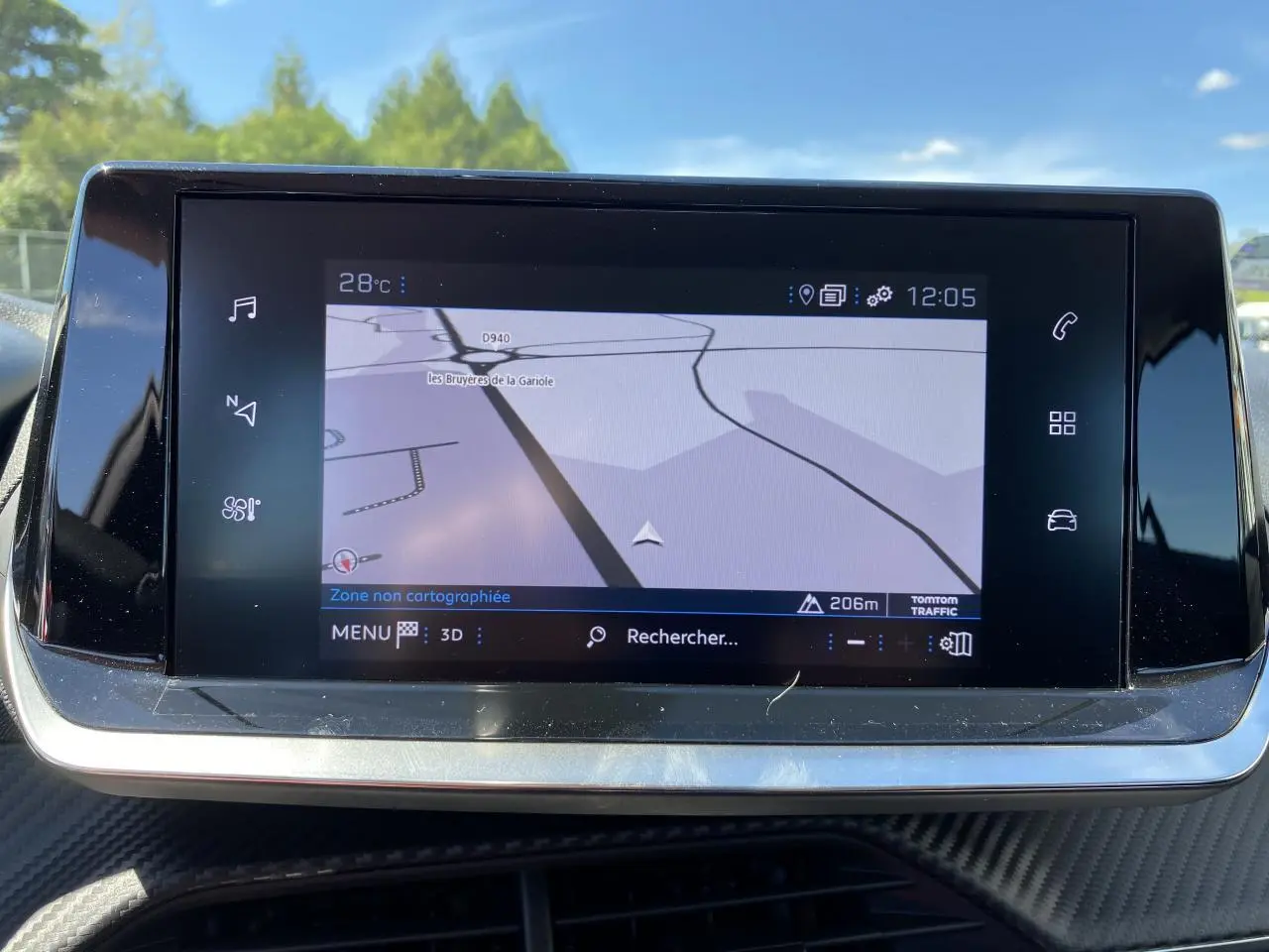 Écran tactile 7 pouces affichant la navigation 3D dans l'habitacle d'une Peugeot 2008 bleu Vertigo.