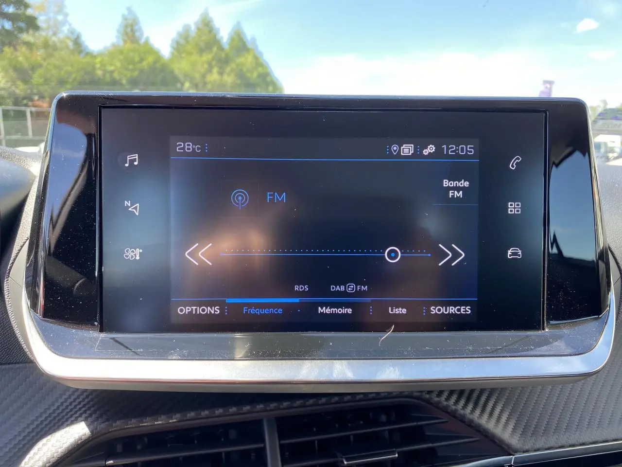 Écran tactile 7 pouces du système multimédia Peugeot 2008 2021 affichant la radio FM en intérieur lumineux.