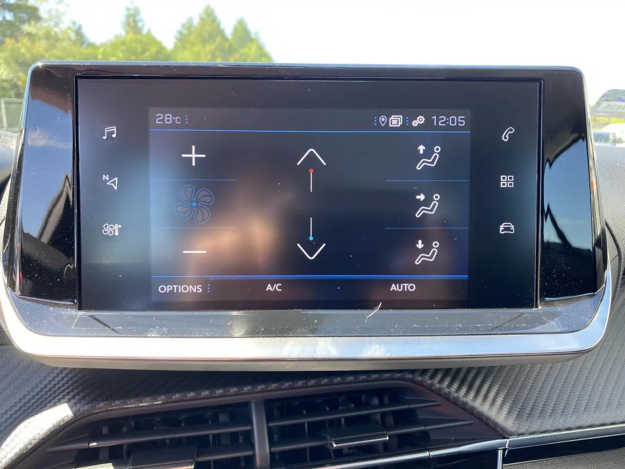 Écran tactile 7 pouces du tableau de bord du Peugeot 2008 bleu Vertigo, affichant les réglages de climatisation automatique.