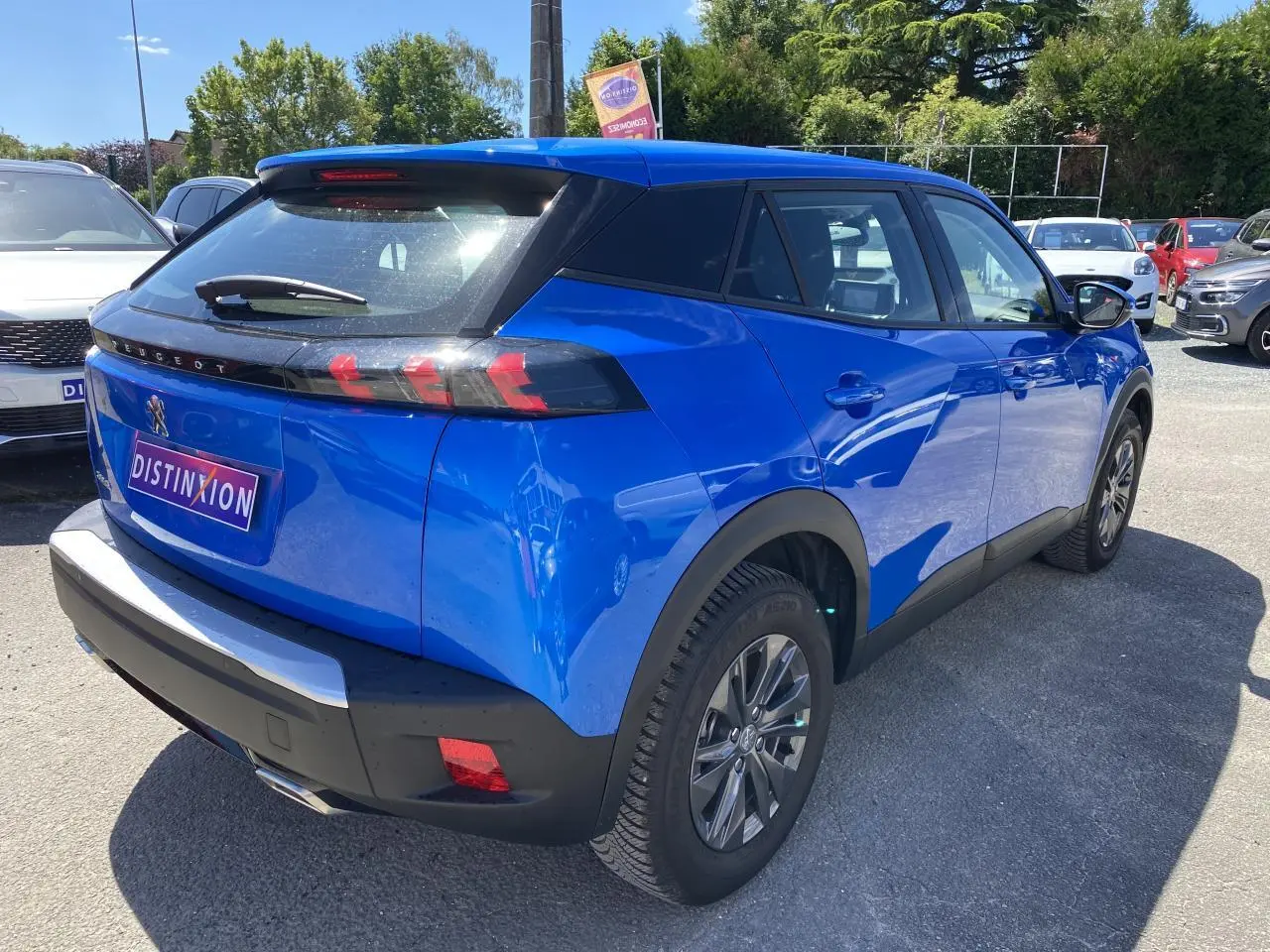 Vue 3/4 arrière droite d'un Peugeot 2008 bleu Vertigo avec jantes alliage et feux arrière LED distinctifs.