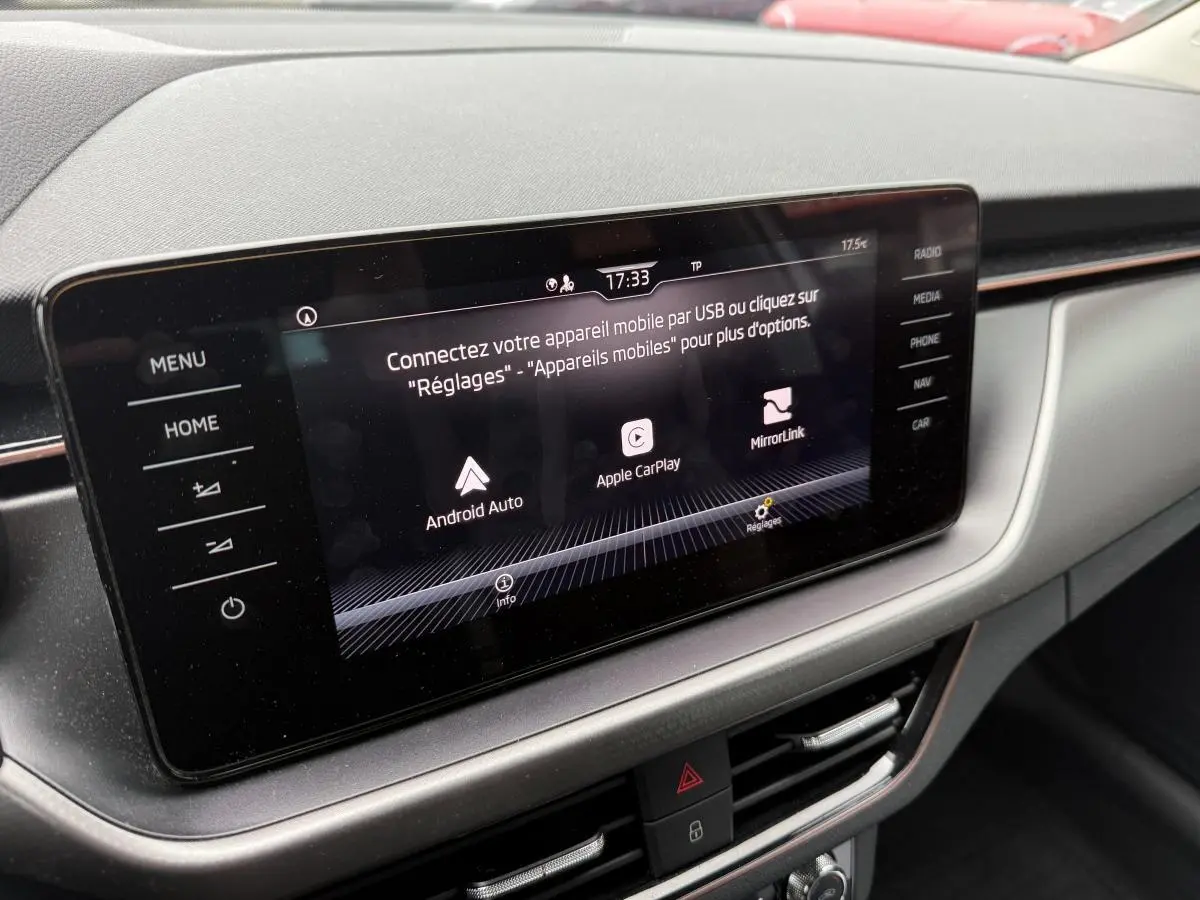 Écran tactile central du tableau de bord du Skoda Kamiq gris, affichant les options Apple CarPlay et Android Auto.