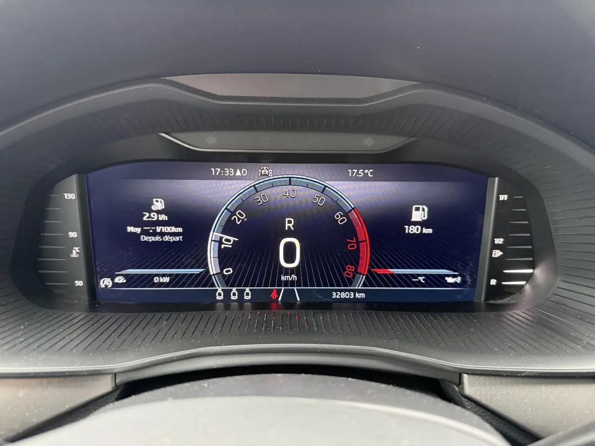 Tableau de bord numérique du Skoda Kamiq 2022 affichant la vitesse, la consommation et l'autonomie.