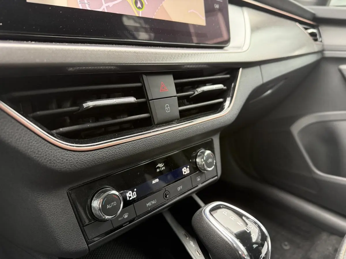 Détail de la console centrale et climatisation automatique du Skoda Kamiq gris, avec levier de vitesses DSG7 et écran tactile partiel.