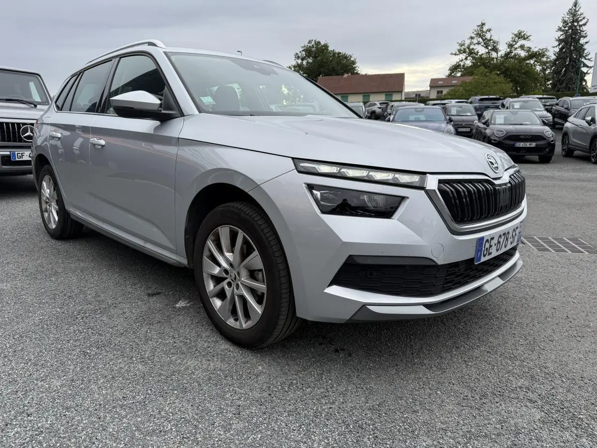 SKODA KAMIQ gris métallisé vu en 3/4 avant droit avec calandre noire et jantes alliage 17 pouces Braga argent