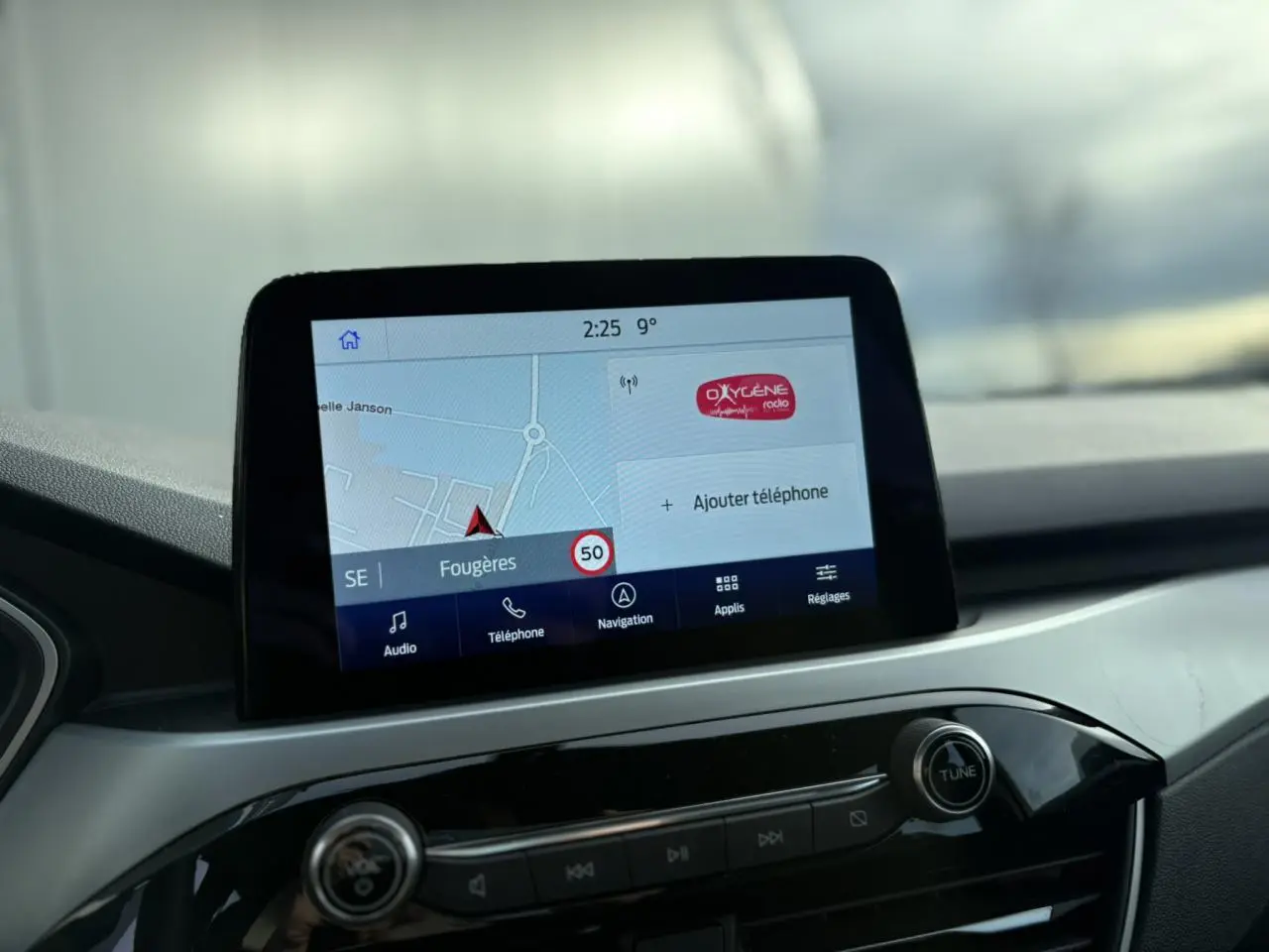 Écran tactile GPS en gros plan sur le tableau de bord du Ford Kuga 2024, finition Cool & Connect.