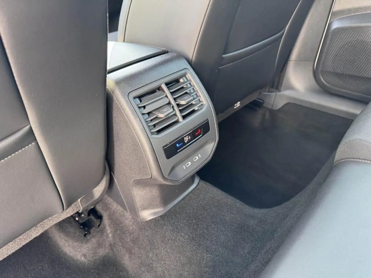 Vue rapprochée de la console arrière avec bouches d’aération et commandes climatisation du CUPRA Formentor 2025 noir intérieur.