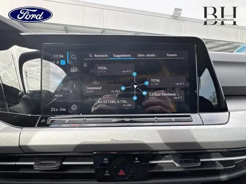 Écran tactile central du tableau de bord d'une Volkswagen Golf gris lunaire, affichant le GPS et la climatisation.