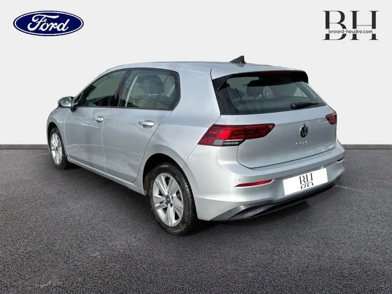 Volkswagen Golf gris lunaire vue 3/4 arrière droit, feux LED et jantes alliage visibles.