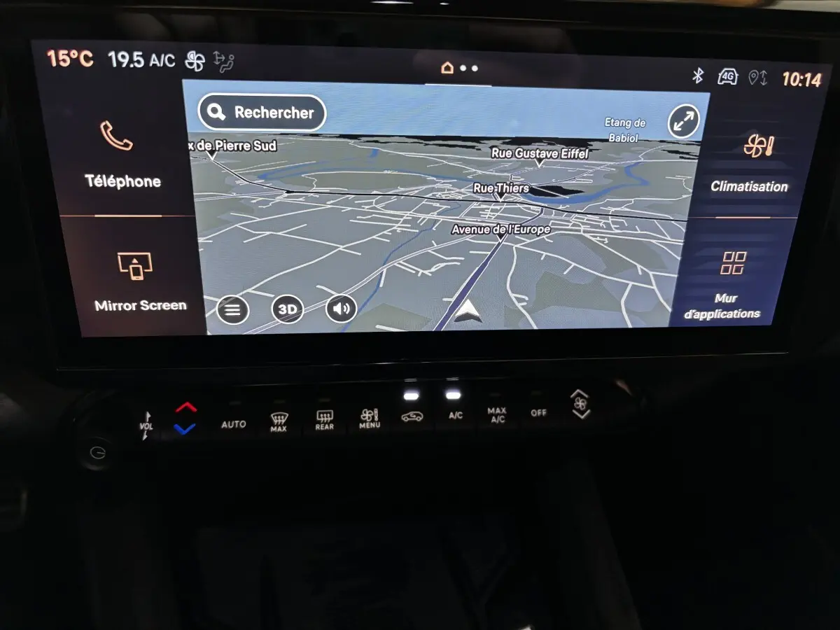 Écran tactile central de navigation 10,25 pouces de l'Alfa Romeo Junior 1.2 rouge, affichant une carte en mode 3D.