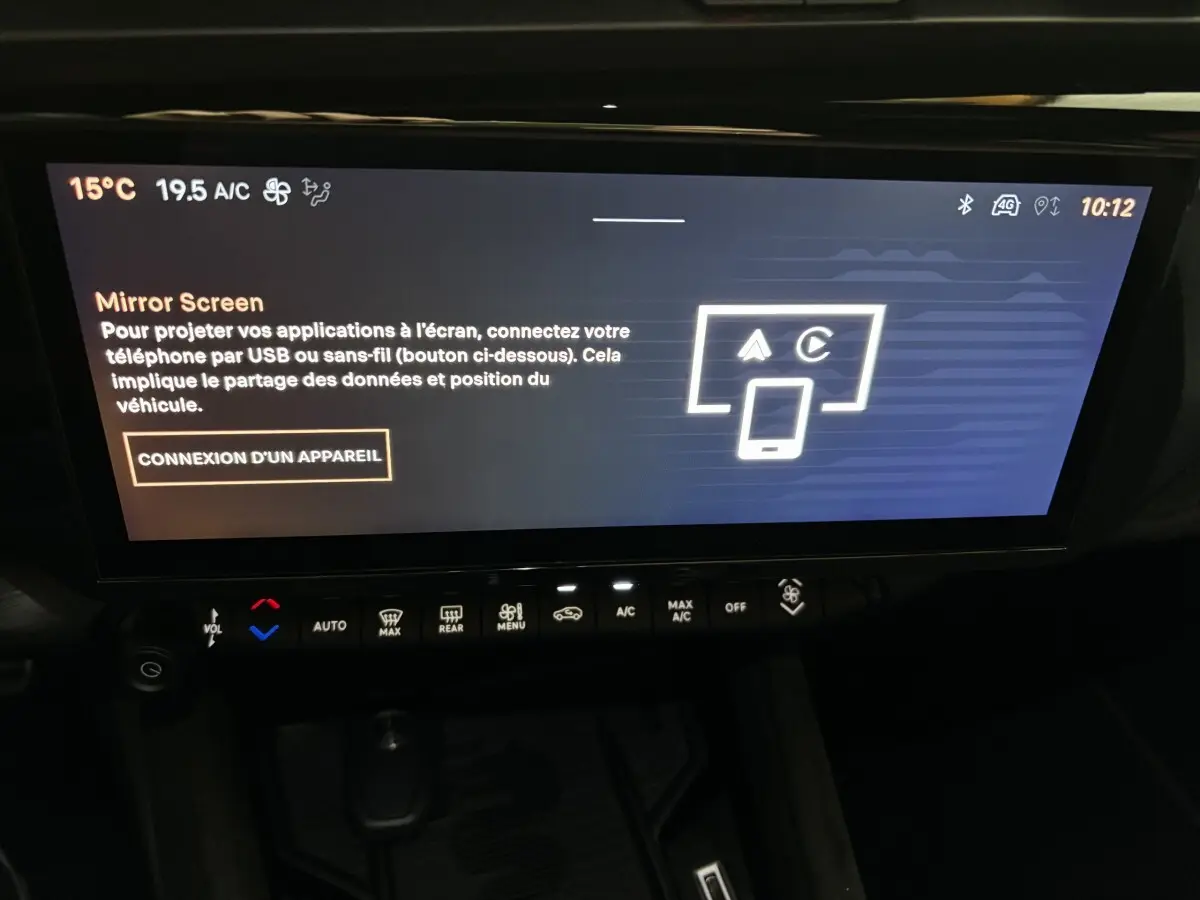 Écran tactile central affichant la fonction Mirror Screen dans l’habitacle de l’Alfa Romeo Junior rouge 2024.