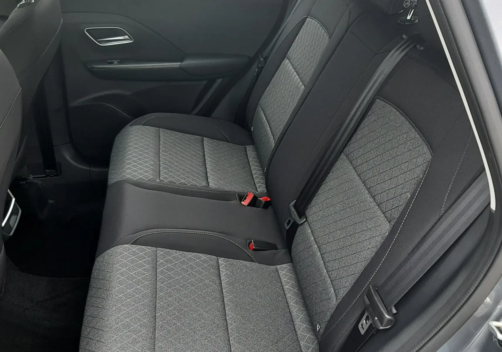 Vue intérieure côté droit des sièges arrière gris et noirs du MG MOTOR ZS 1.5 HYBRID+ 197CH 2026 en Camden Grey.