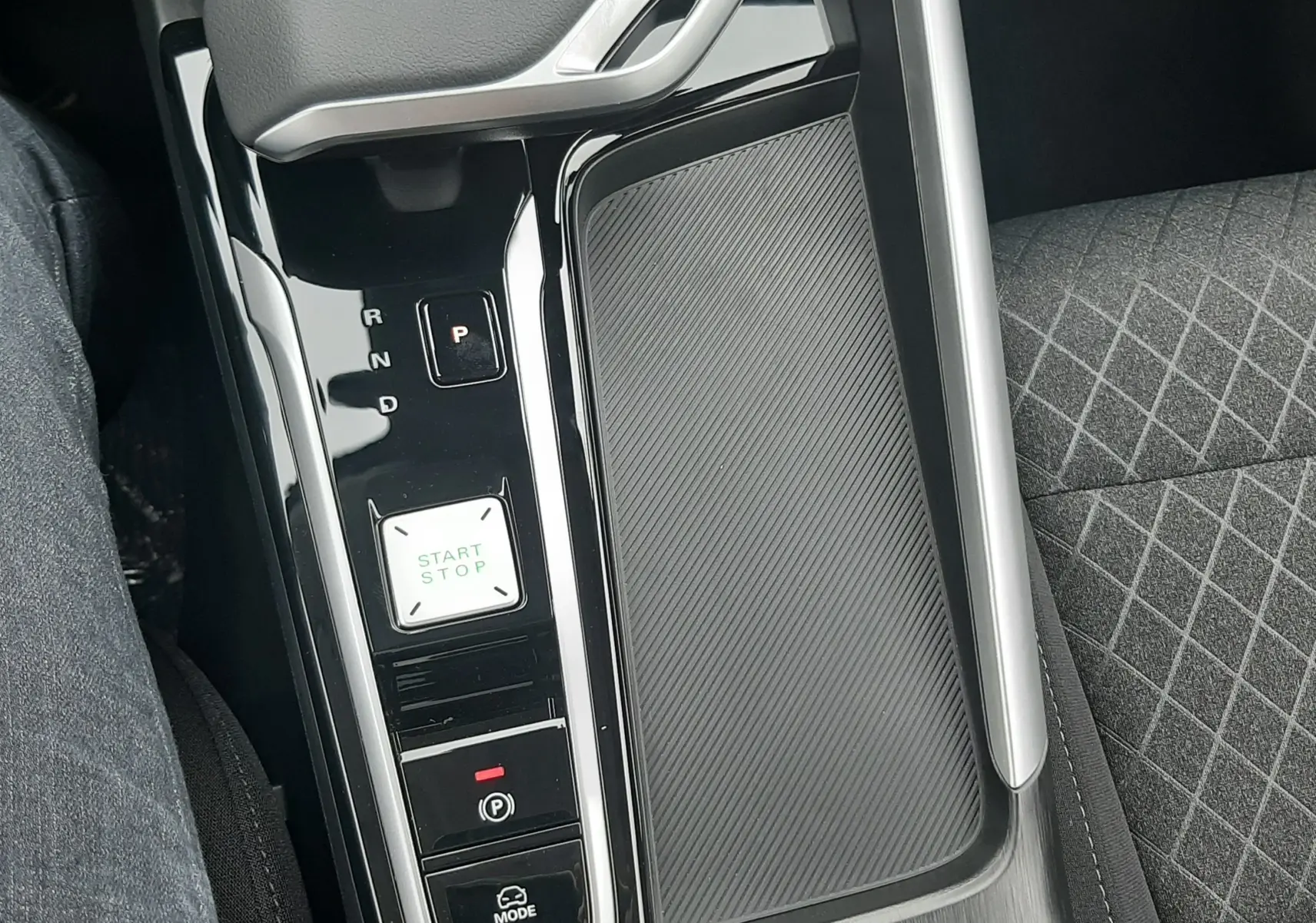 Gros plan sur la console centrale noire brillante du MG ZS Camden Grey 2026 avec levier de vitesses automatique et bouton start/stop.
