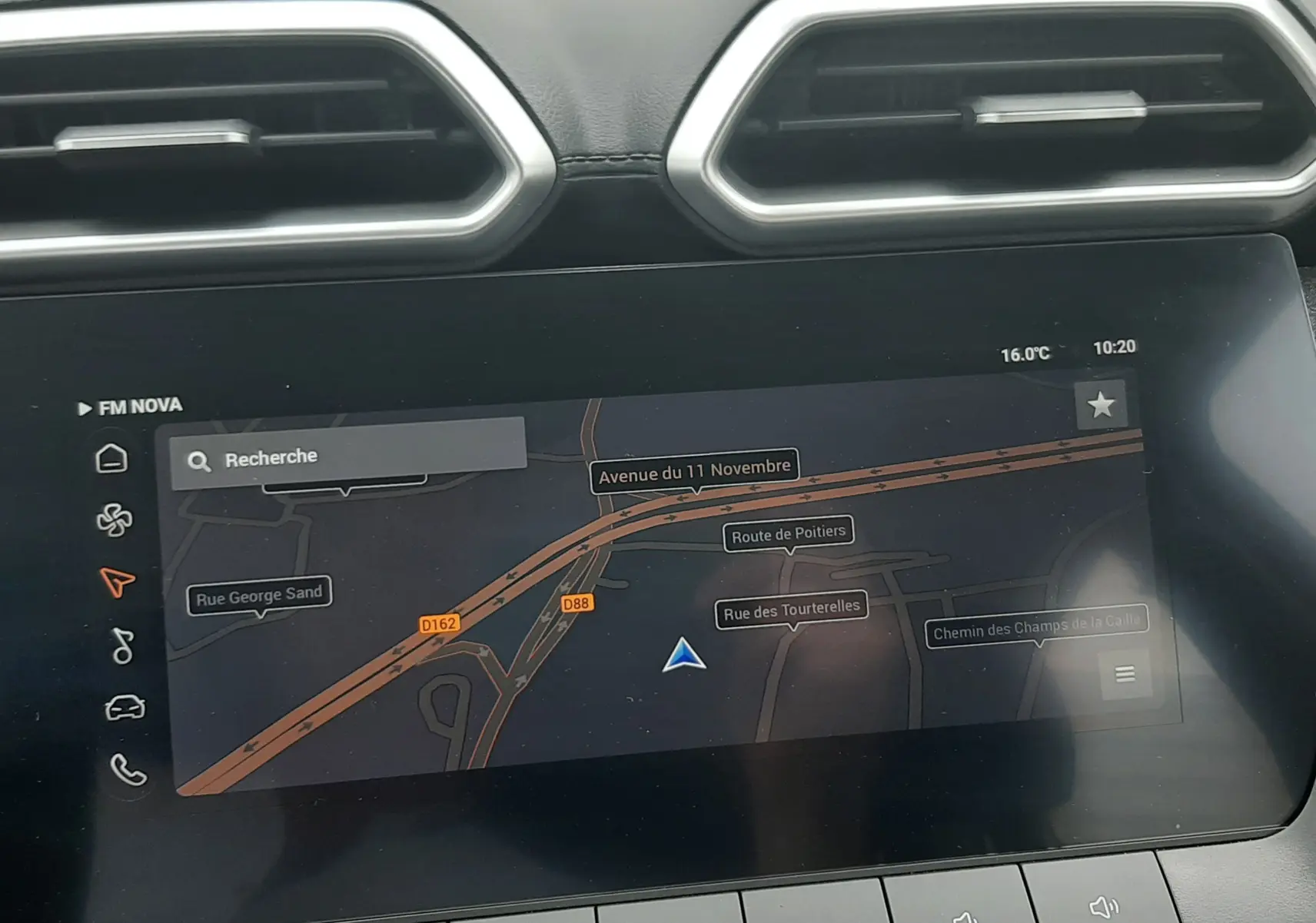 Vue rapprochée de l’écran tactile du tableau de bord du MG Motor ZS Camden Grey, affichant la navigation GPS.