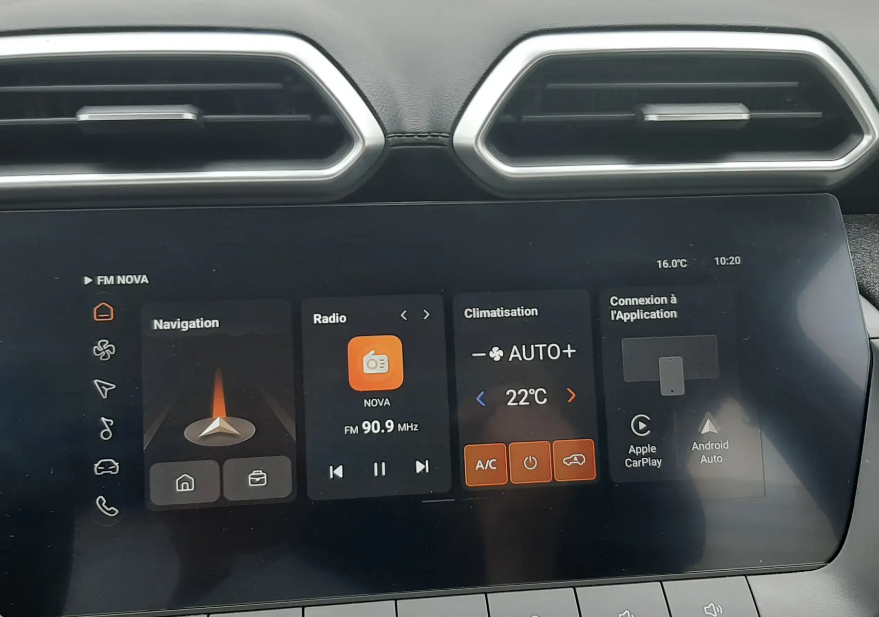 Écran tactile central du MG ZS 1.5 Hybrid+ 2026, affichant navigation, radio FM, climatisation et connectivité smartphone.