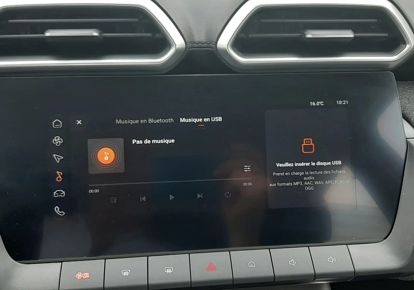 Vue rapprochée de l’écran tactile central du MG ZS 1.5 Hybrid+ 2026, affichant l’interface multimédia sans musique.