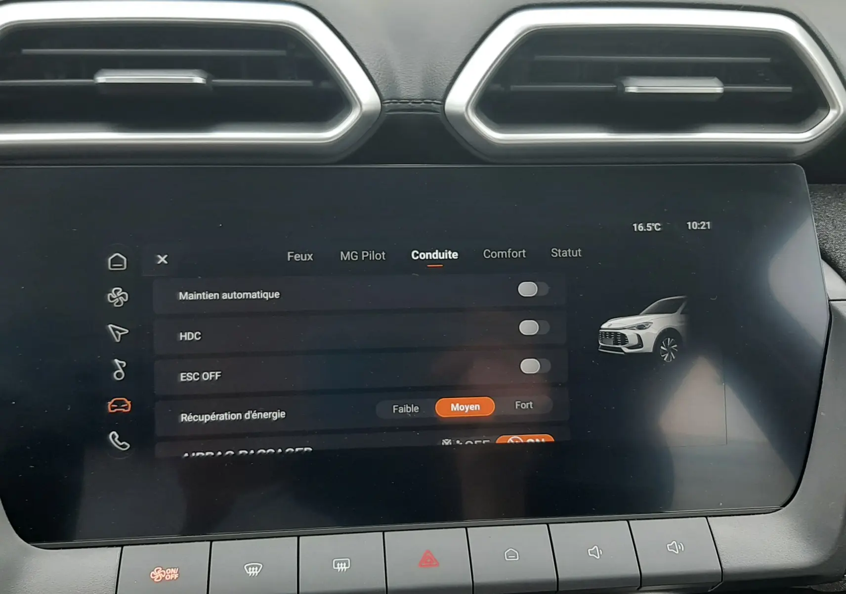 Écran tactile central du MG Motor ZS 1.5 Hybrid+ 2026, affichant les réglages de conduite dans un intérieur noir.